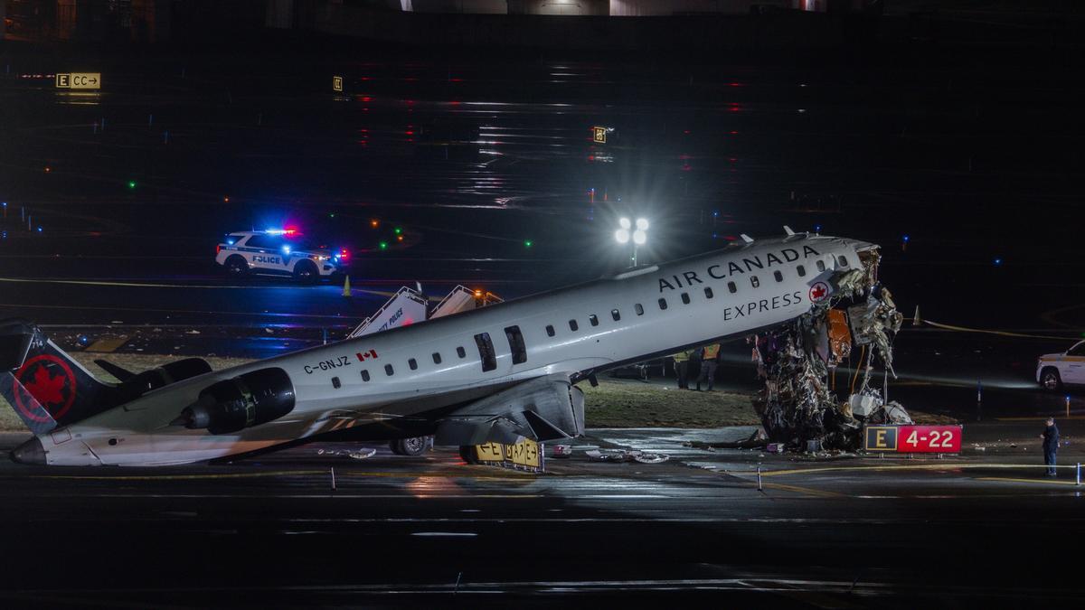 Los servicios de emergencia trabajan en el lugar del accidente de un avión de Air Canada en el Aeropuerto Internacional LaGuardia, en Nueva York, EEUU.