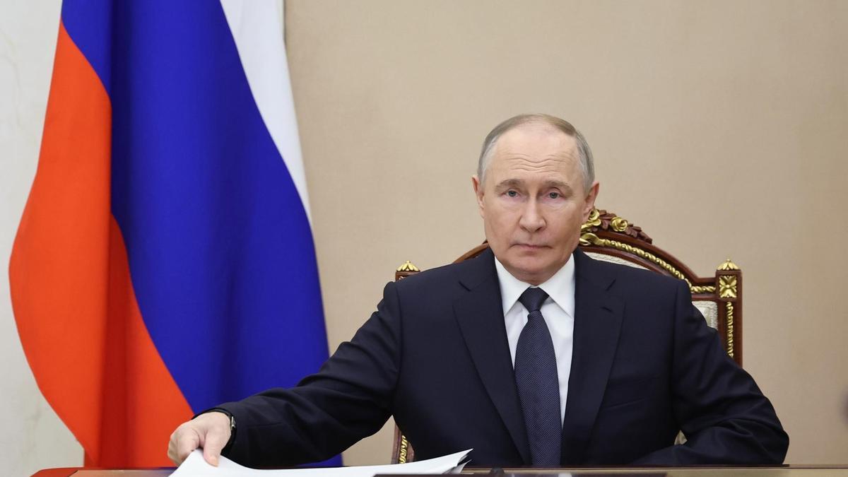 El presidente ruso, Vladímir Putin, se reúne hoy, 15 de mayo de 2025.