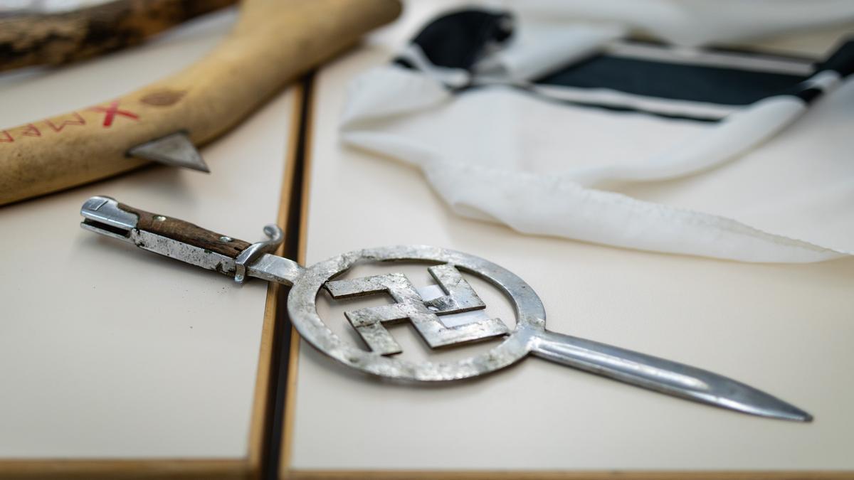 Archivo - Bayoneta con una esvástica incautada en Alemania