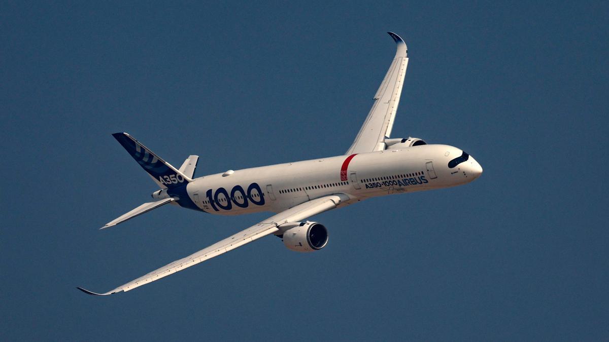 Un Airbus A350 realiza una exhibición aérea como parte del Dubai World Central - Aeropuerto Internacional Al Maktoum, en Jebel Ali, Dubái, Emiratos Árabes Unidos, el 18 de noviembre de 2025.