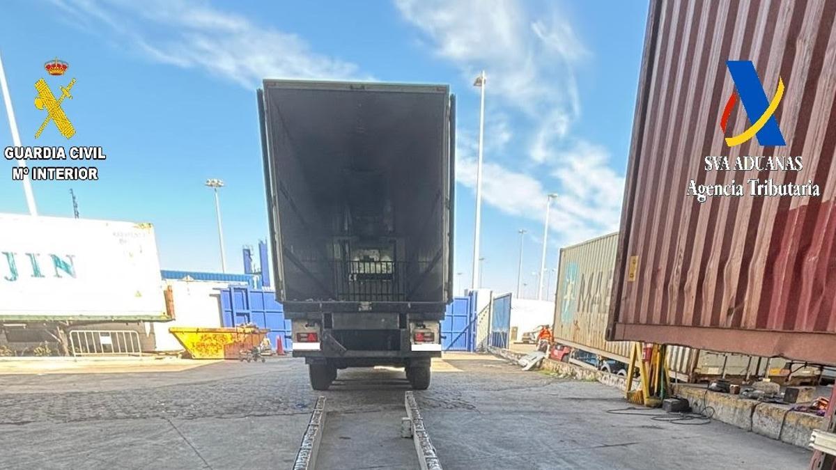 Задерживают флотилию грузовиков с хашишем в Альхесирасе