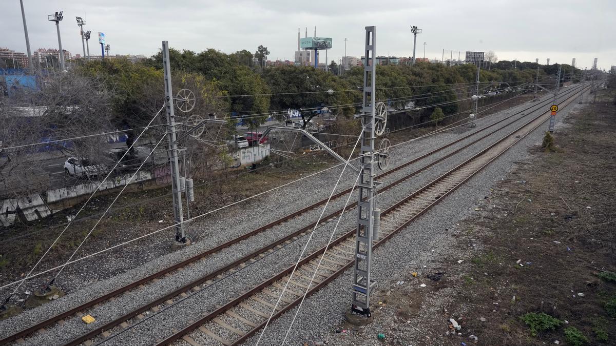 Aspecto de las vías vacías a la altura de Sant Adrià en Cataluña.