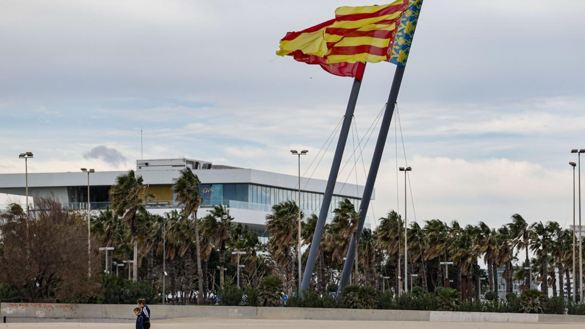 Dos personas caminan por la playa de Las Arenas de Valéncia, a 11 de febrero de 2026.