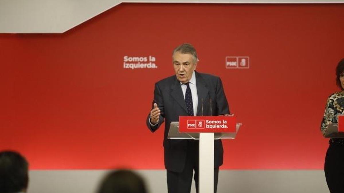 Manuel Escudero en rueda de prensa en la sede del PSOE