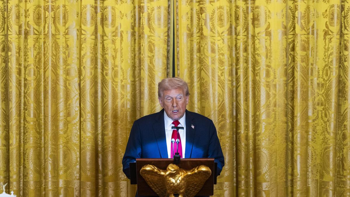 El presidente de Estados Unidos, Donald Trump, habla antes de una cena para recaudar fondos para la ampliación de su salón de baile en la Sala Este de la Casa Blanca.