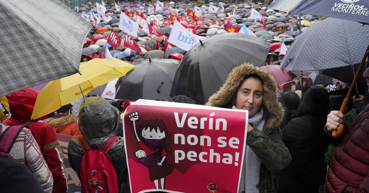 Miles de personas toman las calles de Santiago contra las políticas ...