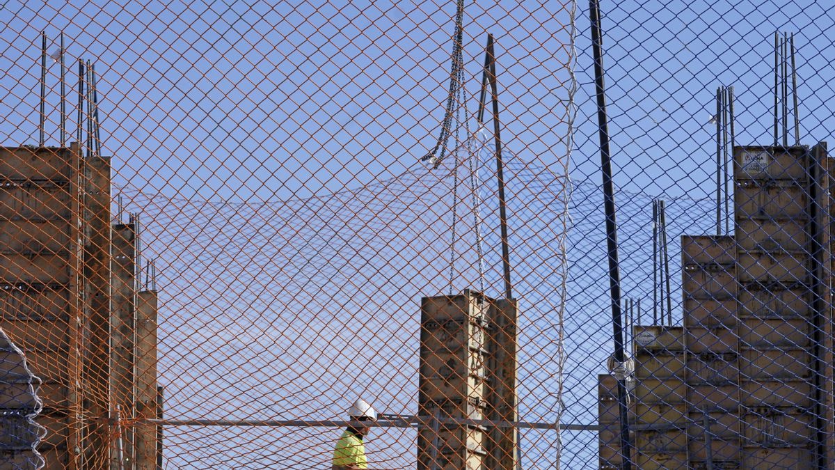 Trabajadores de la construcción durante una jornada laboral en Valladolid.
