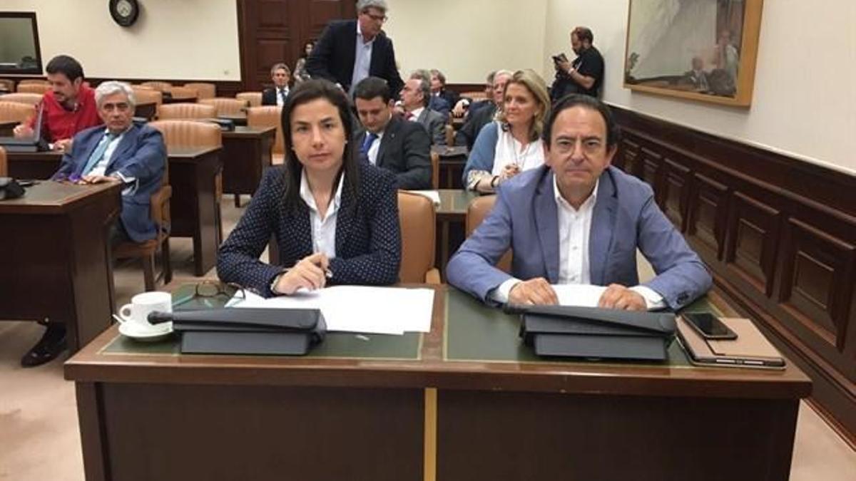 Luis Aznar (derecha), portavoz del PP en la Comisión de Financiación de los partidos políticos del Senado.