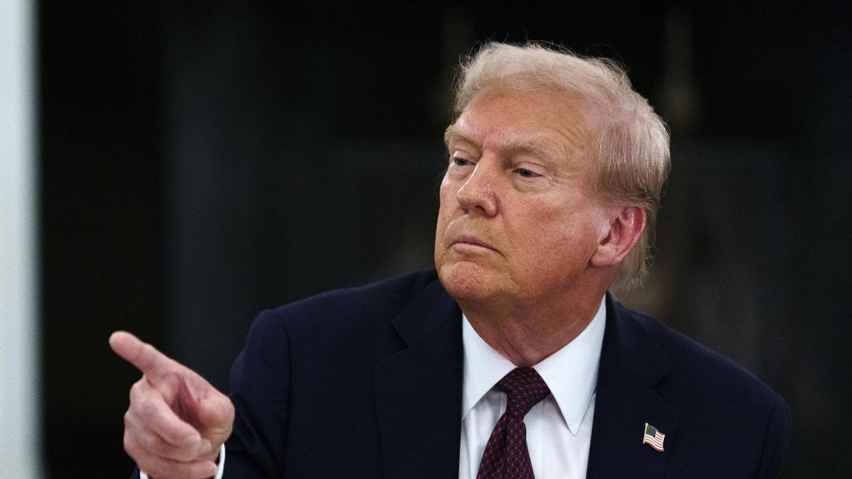 El Congreso obtiene el dibujo de una mujer desnuda que Trump habría enviado a Epstein por su cumpleaños