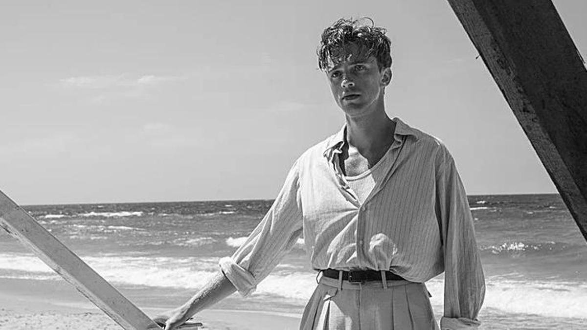 Benjamin Voisin en 'El extranjero'.