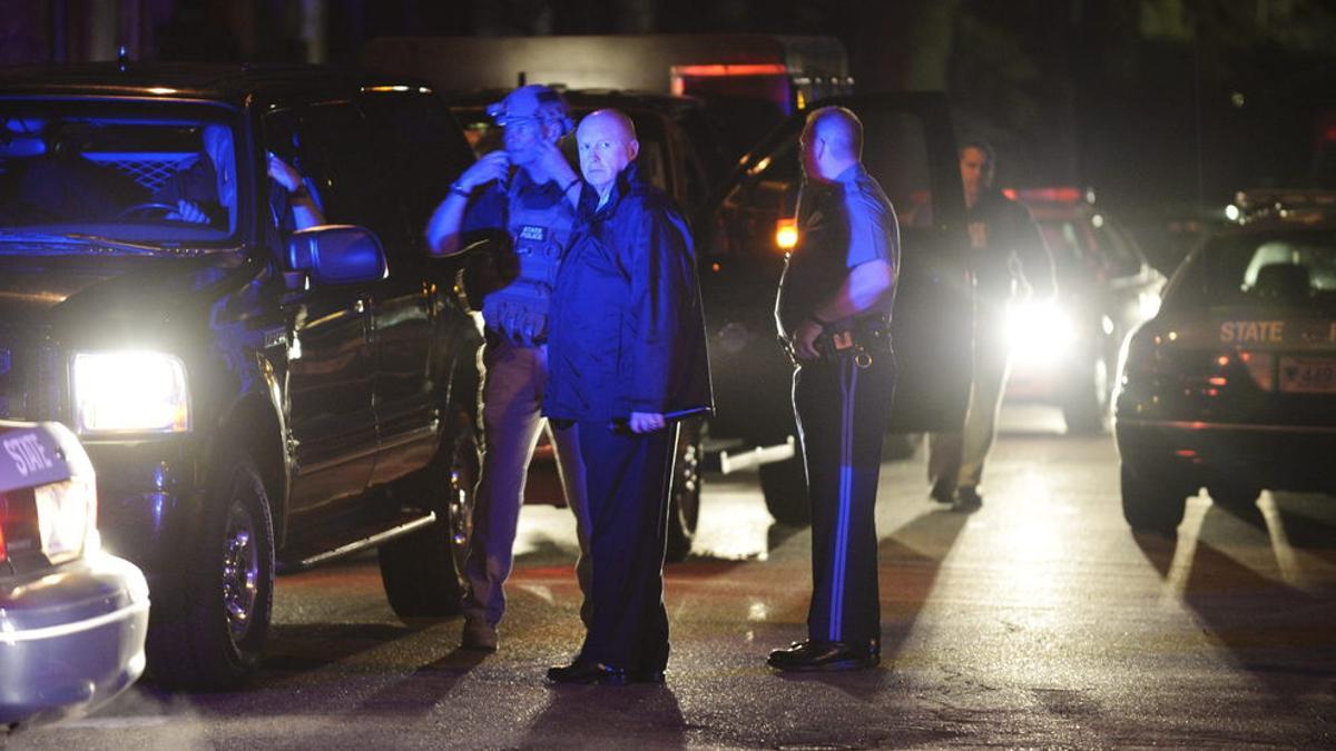 Agentes de policía vigilan en el escenario del tiroteo en la localidad de Watertown.