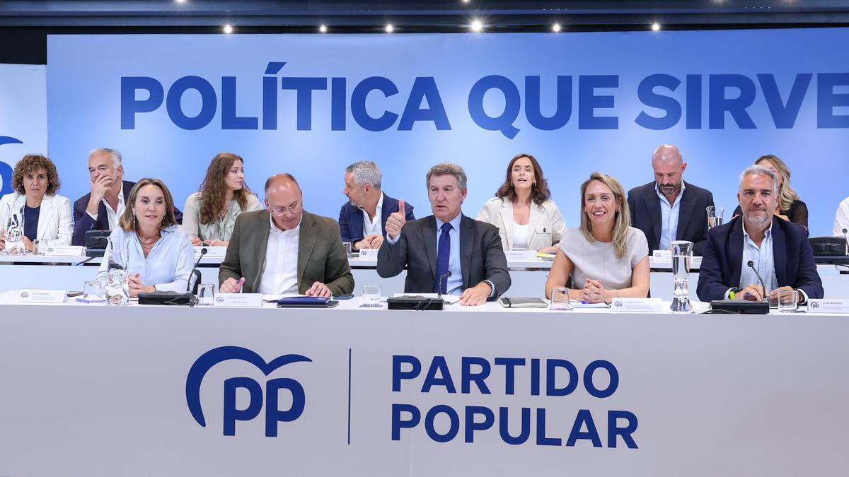 La Vicesecretaria general de Regeneración Institucional del Partido Popular, cuca Gamarra, el secretario general del PP, Miguel Tellado, y presidente del Partido Popular, Alberto Núñez Feijóo, preside la reunión del Comité Ejecutivo Nacional del partido