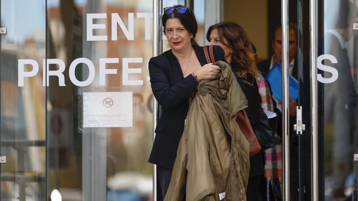 Leire Díez, exmilitante del PSOE, a su salida de los Juzgados de Plaza de Castilla, Madrid, a 17 de noviembre de 2025.