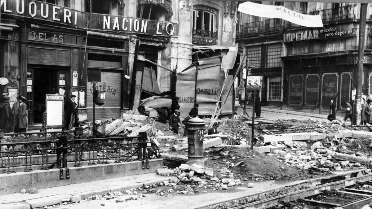 La Puerta del Sol tras un bombardeo.