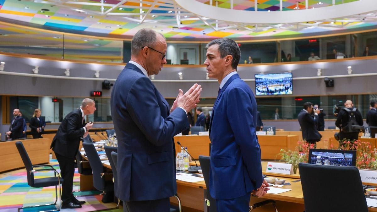 El canciller alemán Friedrich Merz y el presidente del Gobierno español Pedro Sánchez asisten a una reunión formal de los miembros del Consejo Europeo.