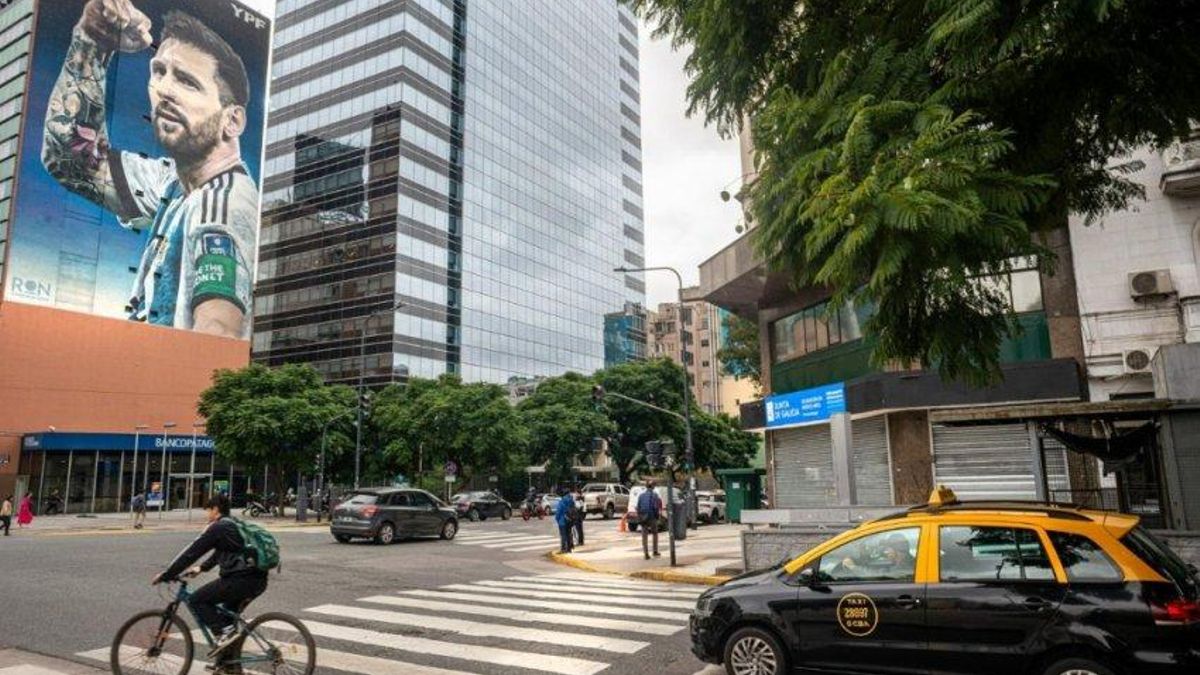 Local adqurido por la Xunta de Galicia en la Avenida Belgrano de Buenos Aires frente al mural de Messi