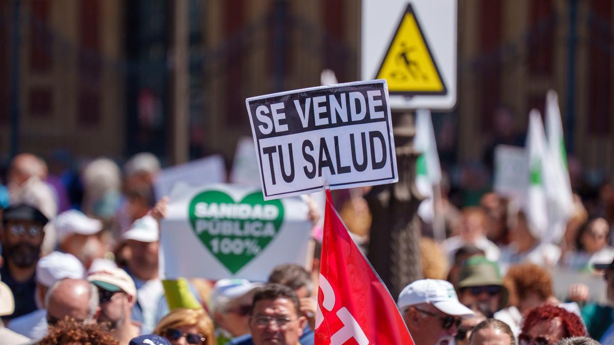 Imágenes de la manifestación por la sanidad organizada por Mareas Blancas por las calles de Sevilla (Andalucía).