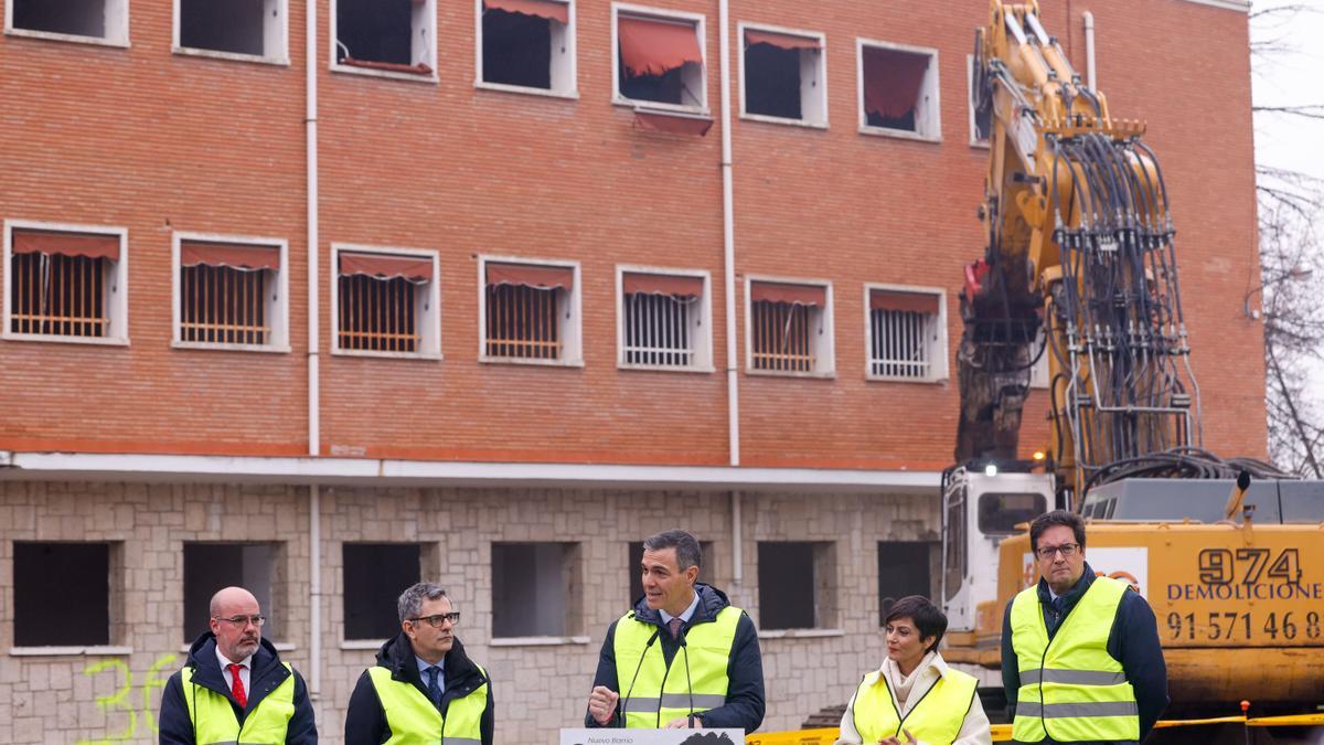 El presidente del Gobierno, Pedro Sánchez junto a los ministros Félix Bolaños, Isabel Rodríguez y Óscar López, y el delegado del Gobierno en Madrid, Francisco Martín, en la zona de los antiguos cuarteles de Campamento (Madrid).