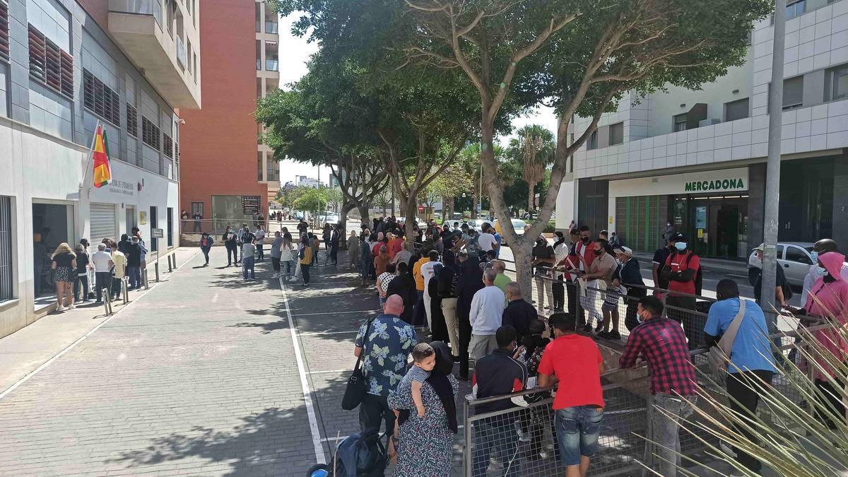 La fuerza asociativa que empujó la regularización se reorganiza para convertirla ahora en acceso a derechos