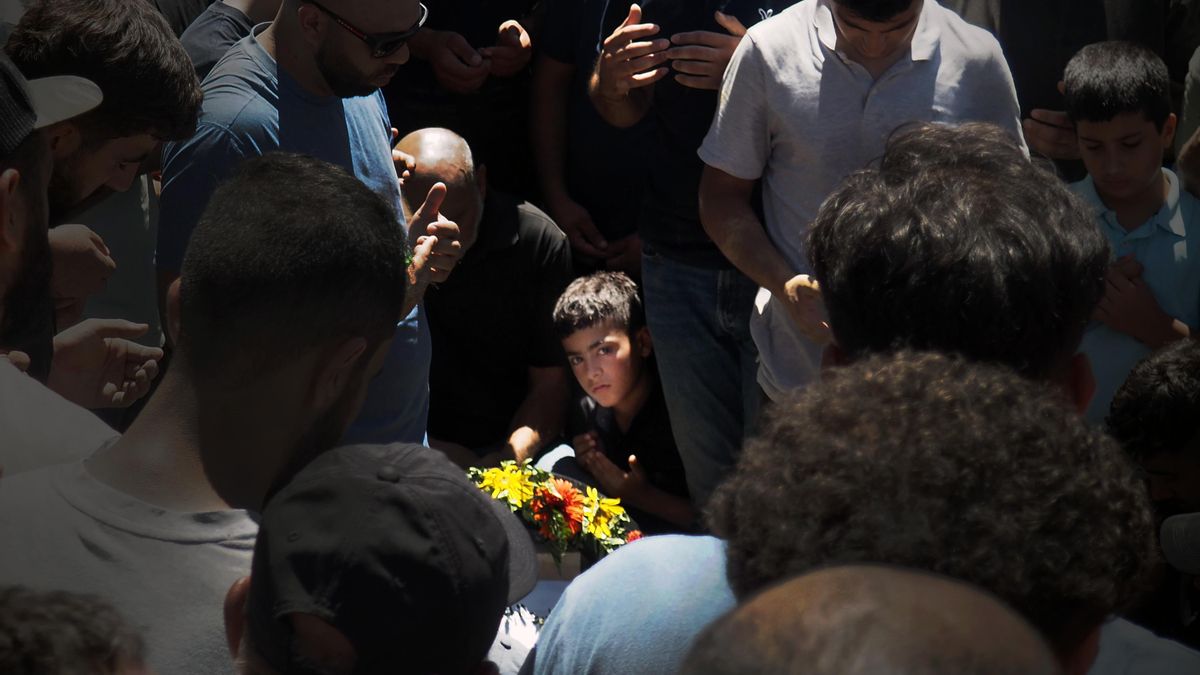 Niños y adultos en el entierro de Saif Mussalet, un joven de 22 años palestino-estadounidense asesinado  a golpes por un grupo de colonos el 11 de julio de 2025 en al-Mazra’a, una aldea cerca de Ramala.