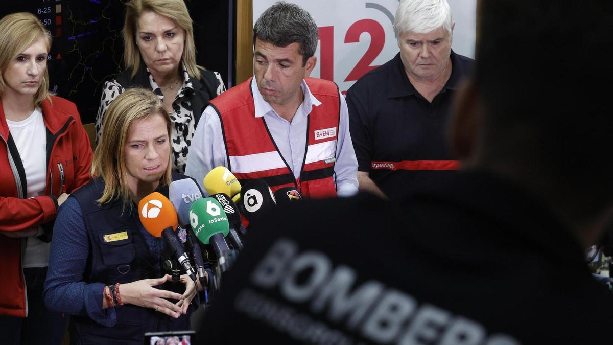 La delegada del Gobierno en la Comunitat Valenciana Pilar Bernabé García, acompañada por el president de la Generalitat Carlos Mazón, en rueda de prensa tras la reunión del CECOPI