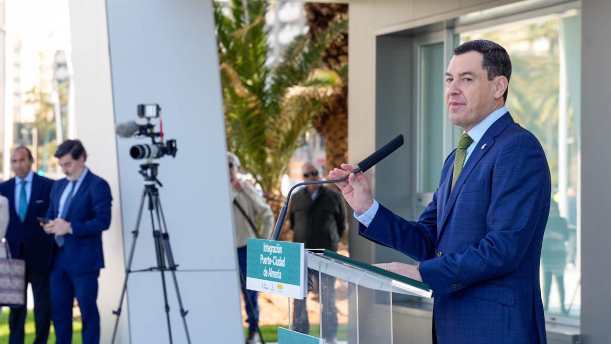 El presidente de la Junta de Andalucía, Juanma Moreno, interviene en la inauguración de la primera fase de integración Puerto-Ciudad de Almería.