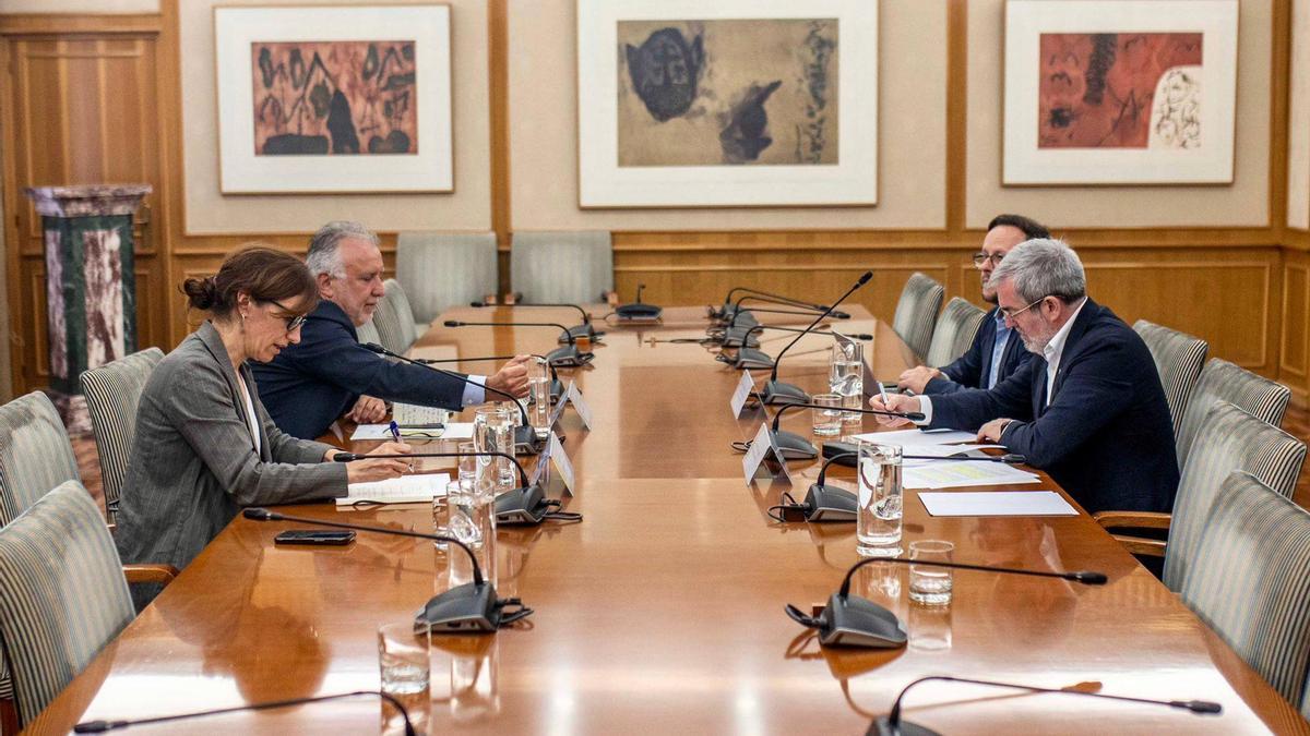 La ministra de Sanidad, Mónica García, y el responsable de Política Territorial, Ángel Víctor Torres (2i), se reúnen con el presidente de Canarias, Fernando Clavijo (d), este jueves, en el Ministerio de Sanidad en Madrid.