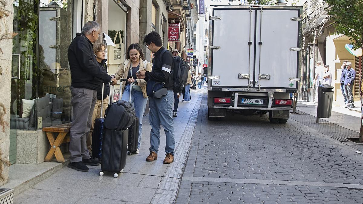 Consumo entrega a Almeida los datos de más de 3.500 pisos turísticos ilegales para su inspección y cierre