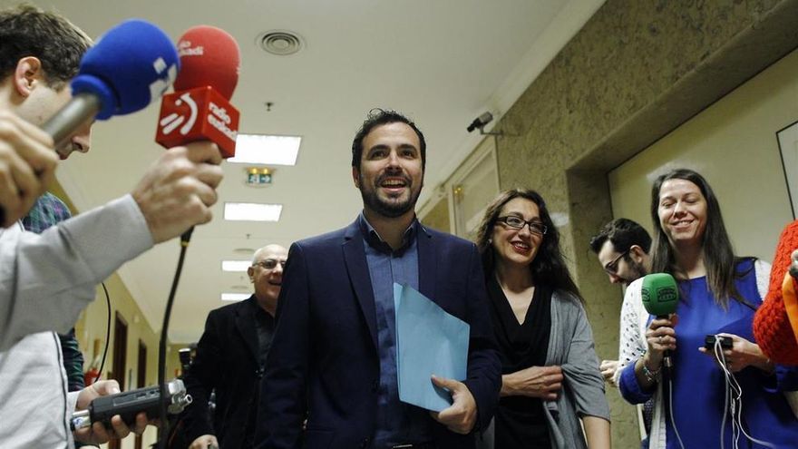 El líder de IU, Alberto Garzón, en los pasillos del Congreso de los Diputados.