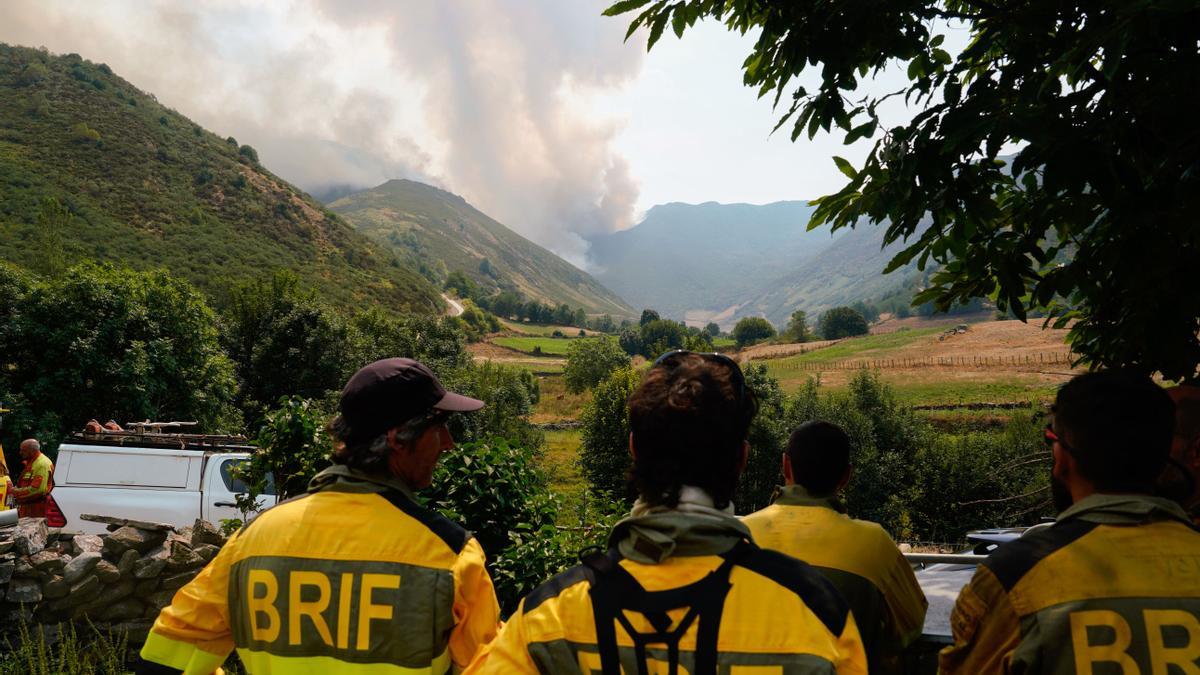 Miembros de las BRIF del Ministerio de Transición Ecológica observan el avance del incendio este jueves, en Genestoso (Cangas del Narcea), mientras un incendio afecta a la zona.