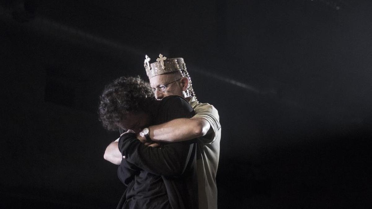 Alejandro Pau como Hamlet y un espectador como el rey fallecido en 'Hamlet entre todos', de Carlos Tuñón.