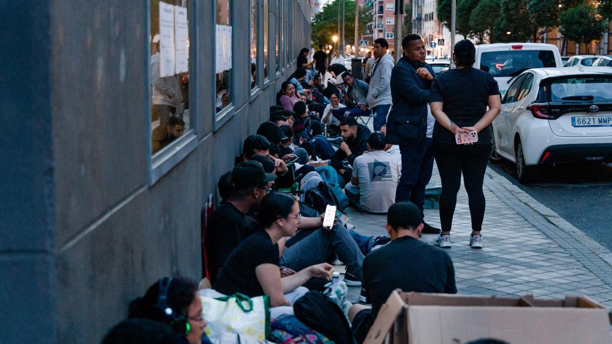Varias personas hacen cola nocturna para conseguir el certificado de vulnerabilidad en una Oficina de Asistencia en Materia de Registro en Madrid
