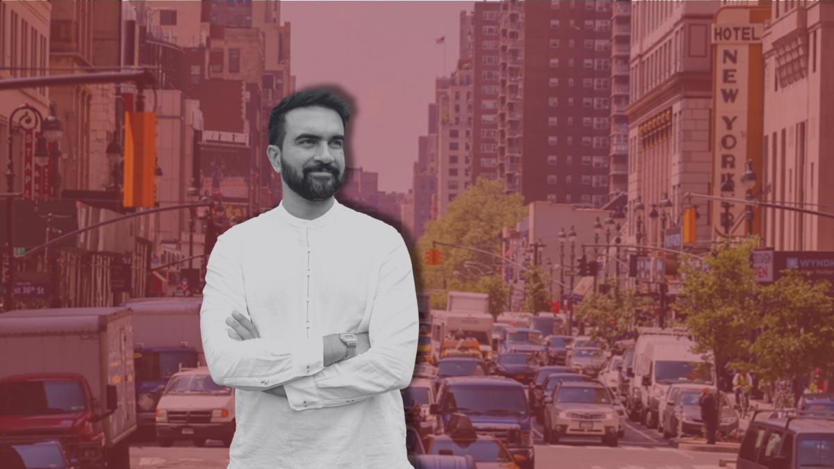 El alcalde de Nueva York, Zohran Mamdani, con el barrio residencial de Greenwich Village detrás.