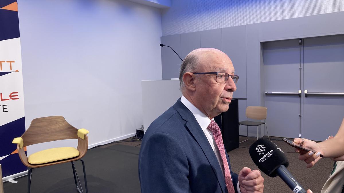 El exministro de Hacienda Cristóbal Montoro atiende a los medios en Barcelona