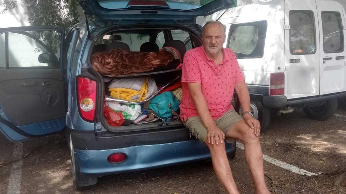 Manuel Fernández Padín en su coche-vivienda, este viernes.