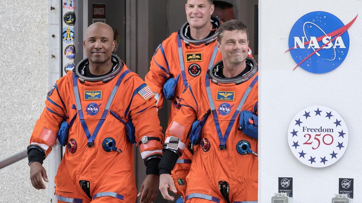 Los astronautas de la misión Artemis II antes del despegue.