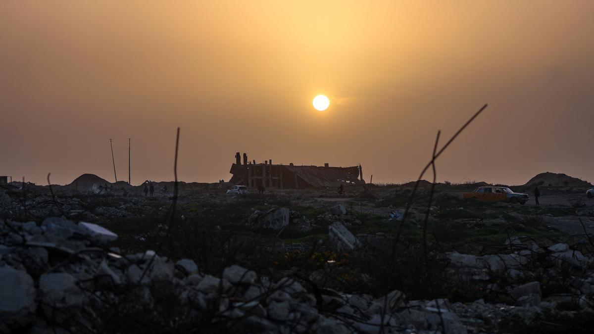 El atardecer se ve sobre un edificio destruido en la zona sur de la Ciudad de Gaza.