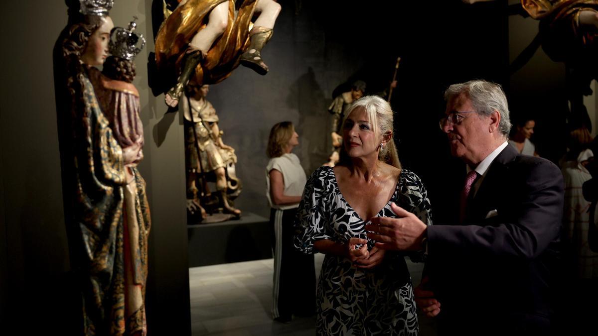 La consejera de Cultura y Deporte, Patricia del Pozo; el hermano mayor de La Caridad, Félix Arenado