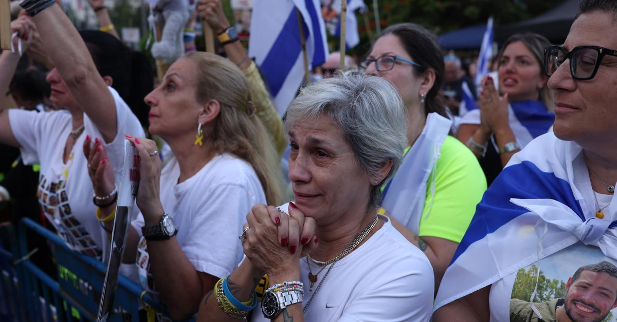 Hamás entrega en Gaza a los siete primeros rehenes vivos liberados