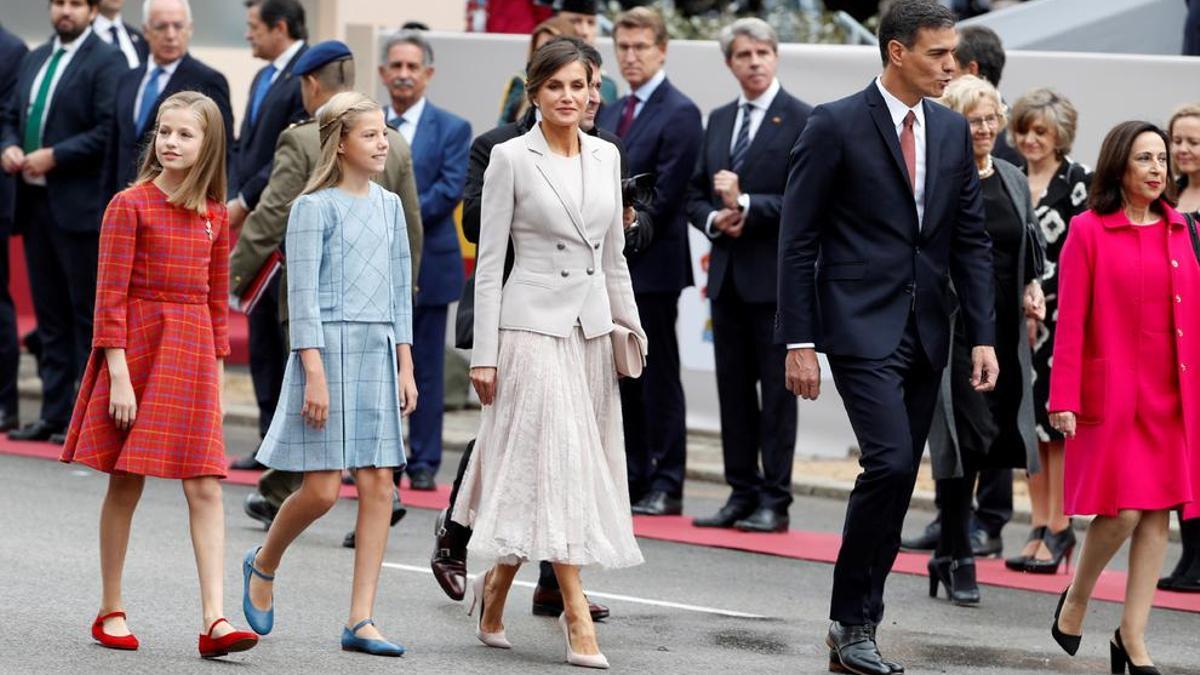 La reina Letizia, junto a la princesa Leonor, la infanta Sofía, el presidente del Gobierno, Pedro Sánchez, y la ministra de Defensa, Margarita Robles.