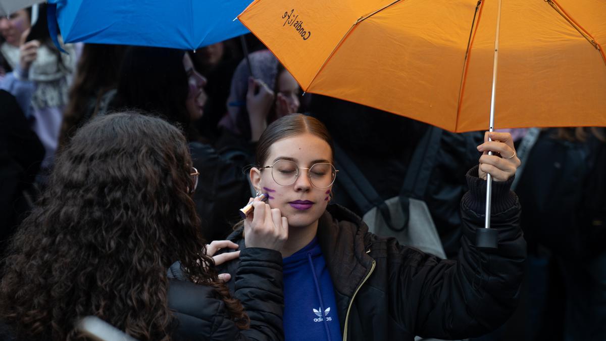 Dos jóvenes en la manifestación convocada por el Sindicat d'Estudiants y Lliures i Combatives por la huelga del 8M en Barcelona.