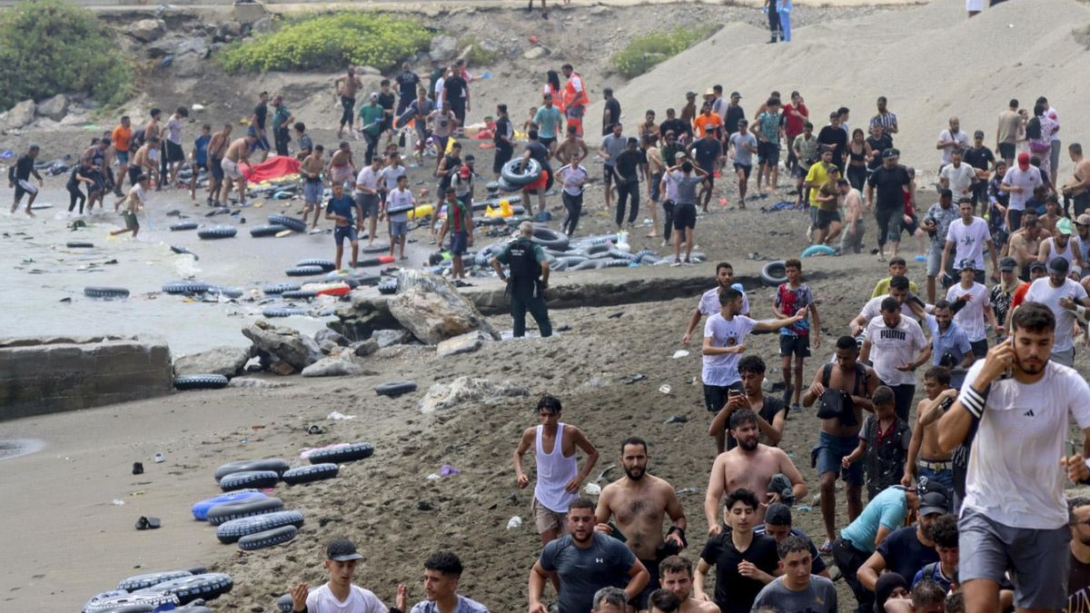 Miles de jóvenes marroquíes llegaron este jueves a la frontera entre Castillejos (Marruecos) y Ceuta para tratar de cruzar la valla que separa las dos ciudades.