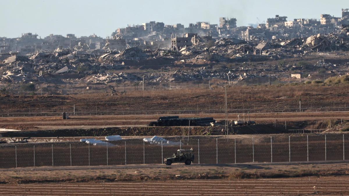 Soldados israelíes patrullan la frontera con la Franja de Gaza.