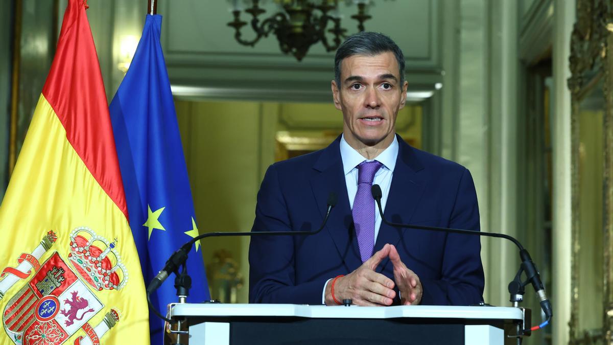 El presidente del Gobierno español, Pedro Sánchez, este martes en la embajada española en Francia, en París, el 6 de enero de 2026.