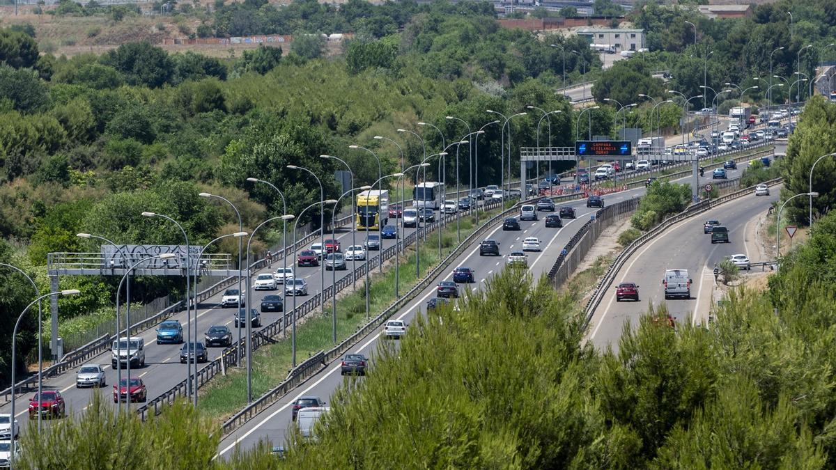 Varios vehículos en la autovía A-3, a 27 de junio de 2025, en Madrid.