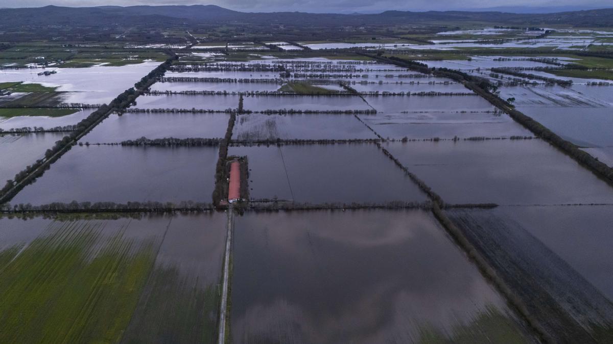 Vista general del agua acumulada tras las lluvias caídas en las últimas jornadas en Xinzo de Limia (Ourense).