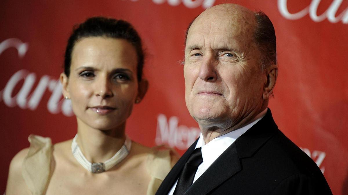 El actor estadounidense Robert Duvall y su esposa Luciana Pedraza, en el Festival Internacional de Cine de Palm Springs.