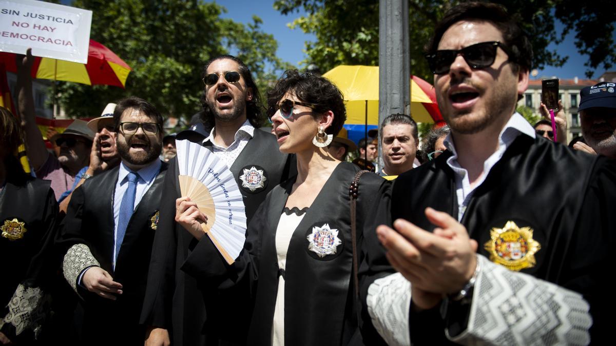 Jueces y fiscales se manifiestan con sus togas ante el Tribunal Supremo el sábado.