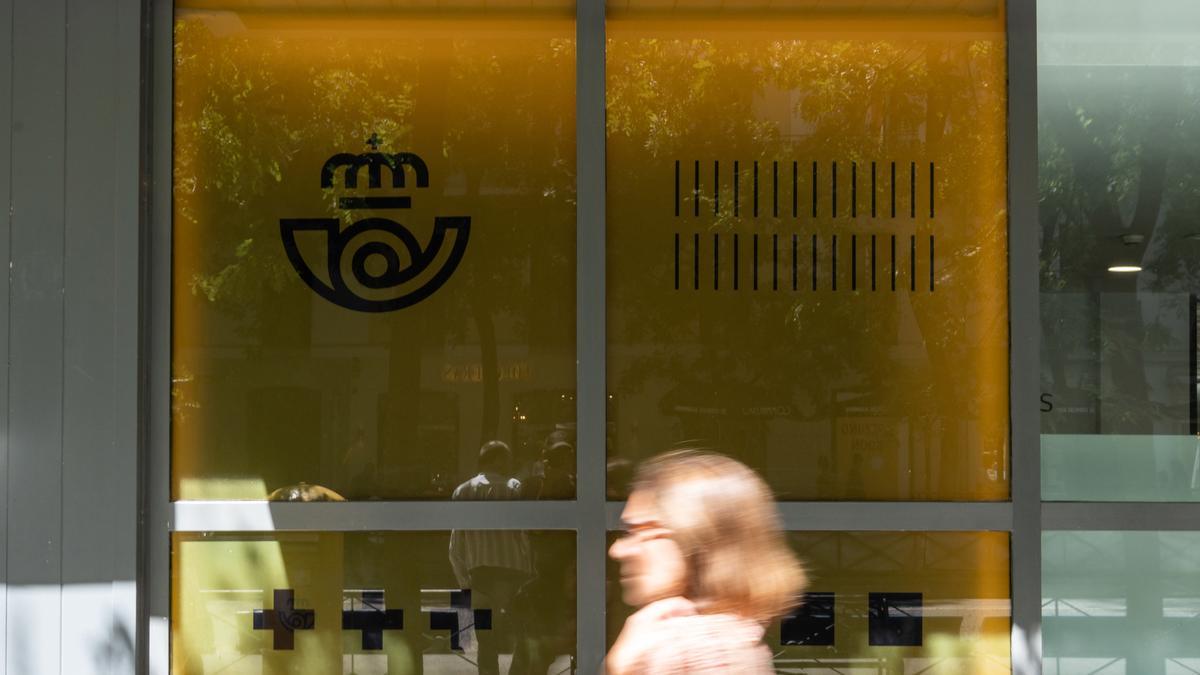 Fachada de una oficina de correos, a 13 de julio de 2023, en Madrid.