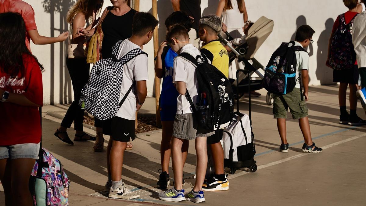 Alumnos frente a un colegio de Málaga el 10 de septiembre de 2025.